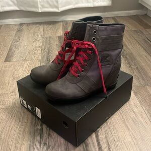 Sorel Women's Gray Boots with Red Accents